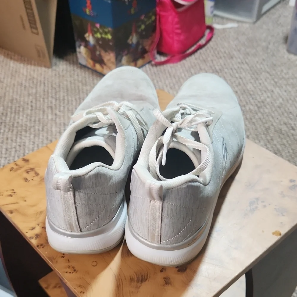 Skechers Women's Light Gray Sneakers